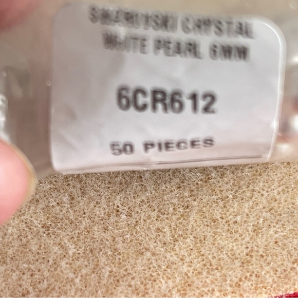 Free with purchase minimalist earrings for women in pink beaded and handmade - Picture 6 of 6